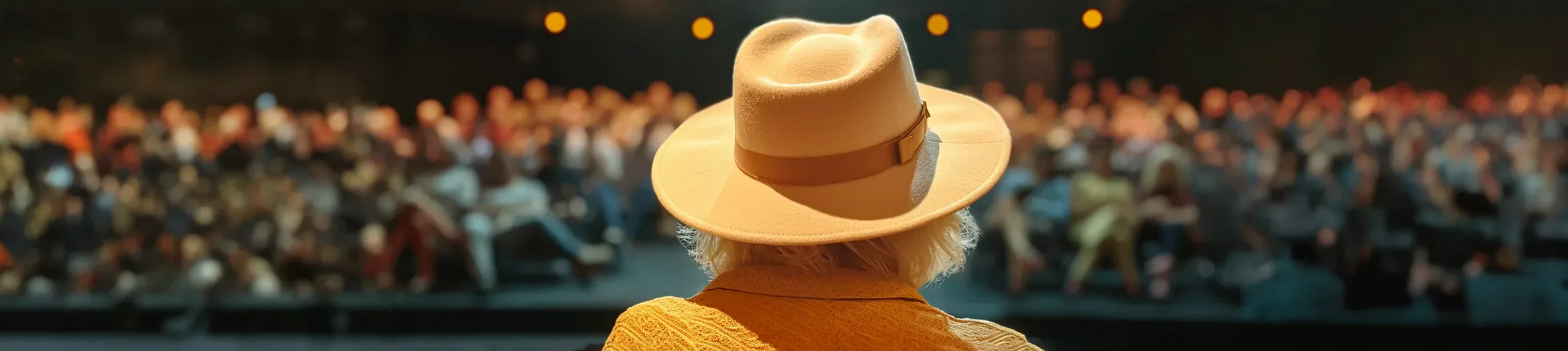 Elke Bitterhof auf der Bühne vor Publikum